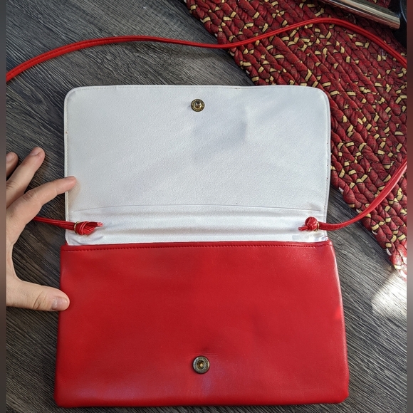 Cute Red vinyl shoulder purse with bow detail on flap - Picture 4 of 5